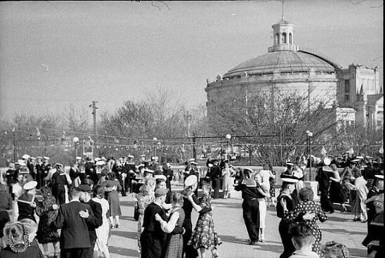 Старые кадры прекрасного праздника на фоне здания музея