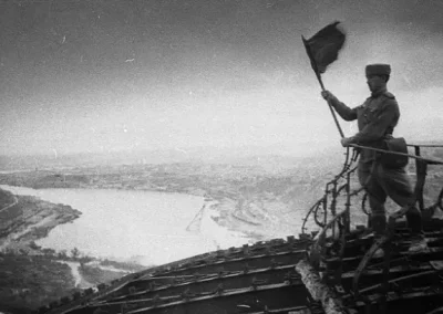 На крыше разрушенного здания панорамы. 9 Мая 1944-го года.