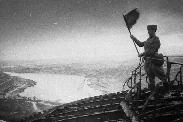 На крыше  разрушенного здания панорамы. 9 Мая 1944-го года.